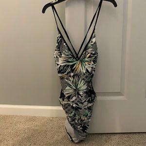 Kenneth Cole One Piece Swimsuit Medium New Tummy Toner